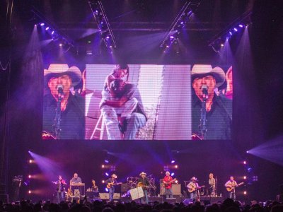 Alan Jackson tour photo