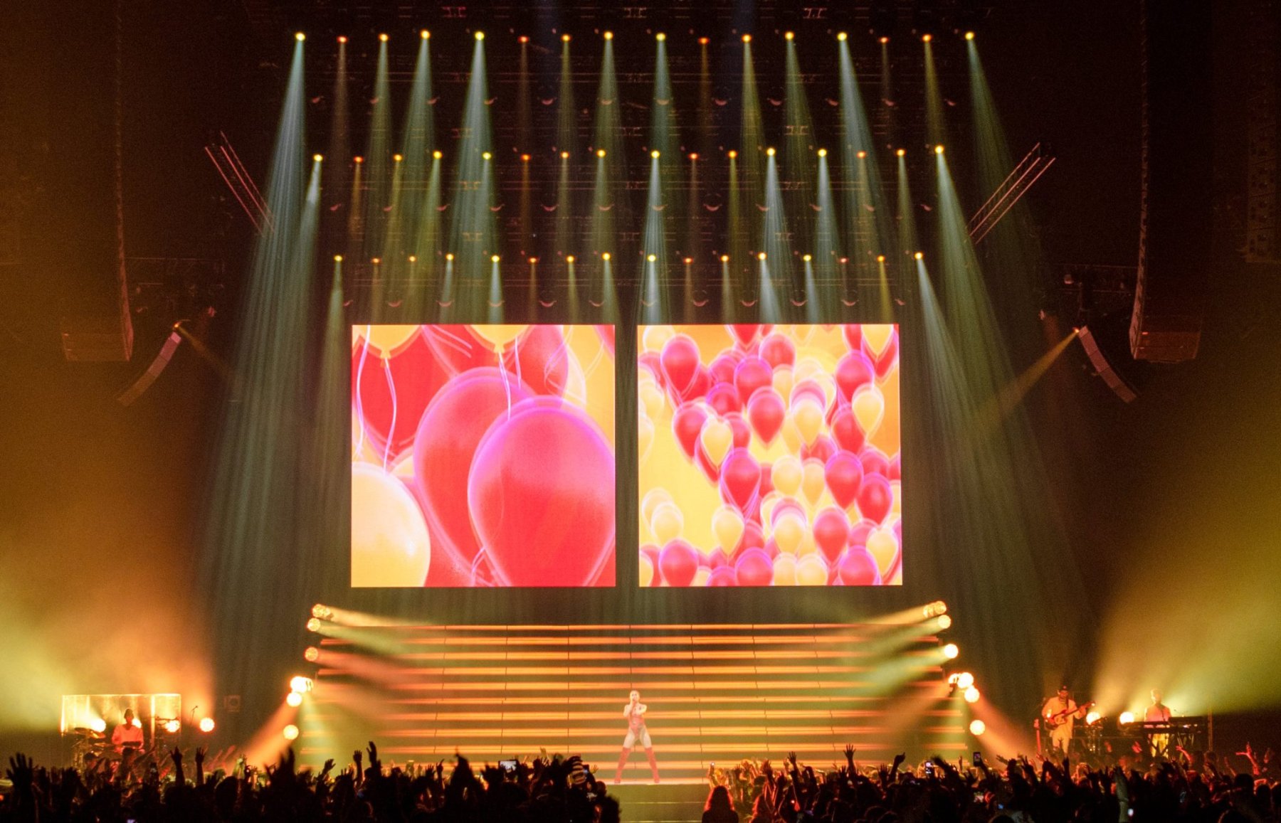 Halsey tour photo