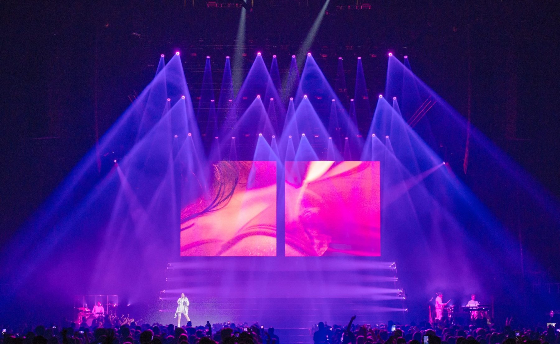 Halsey tour photo